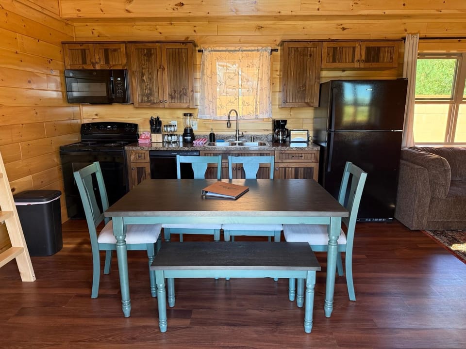 Coffee/tea facilities, Kitchen or kitchenette, Dining area, oven