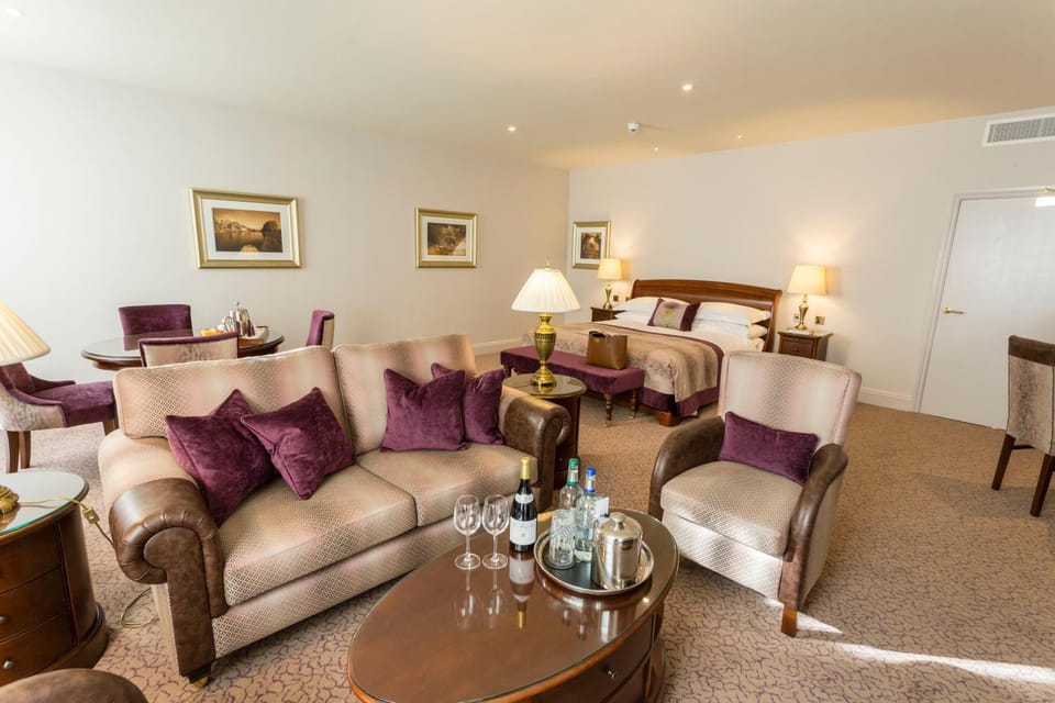 Photo of the whole room, Decorative detail