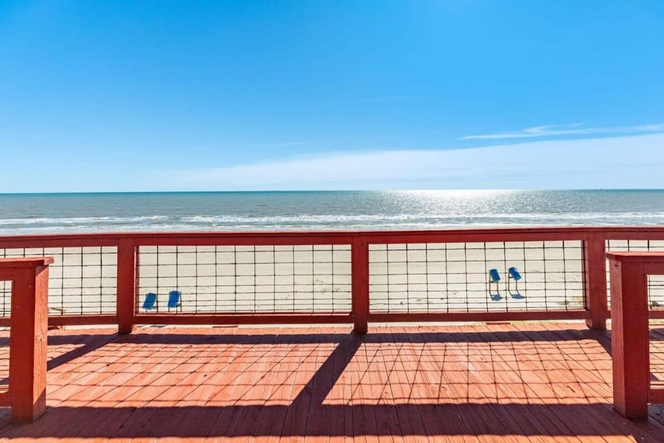 Livin' The Dream Beachfront & Center! House in Surfside Beach