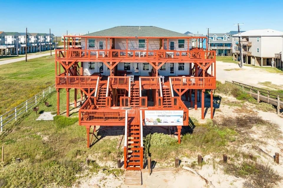 Livin' The Dream Beachfront & Center! House in Surfside Beach