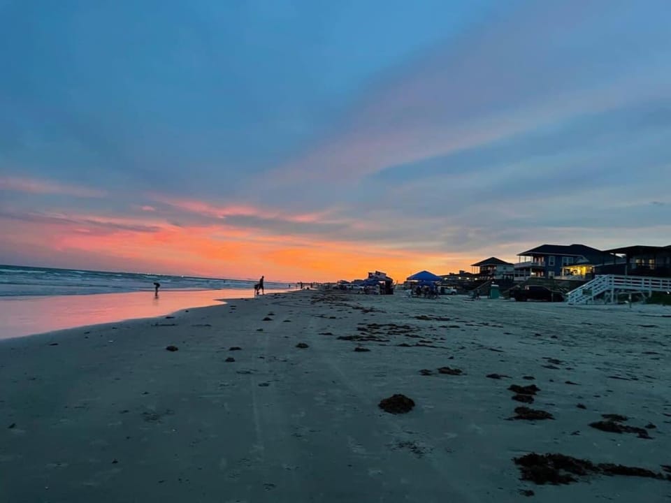 Livin' The Dream Beachfront & Center! House in Surfside Beach
