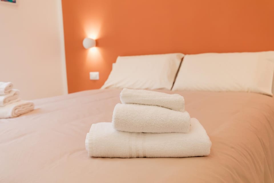 Bed, Photo of the whole room, Bedroom, towels