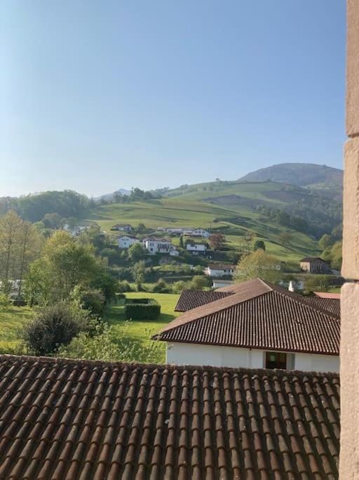 Appartement entier, 2 personnes, rez de chaussée, terrasse vue montagne, sur GR10 Apartment in French Basque Country