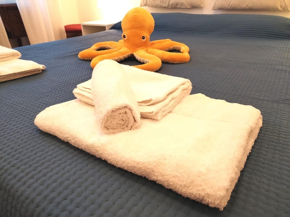 Bedroom, towels