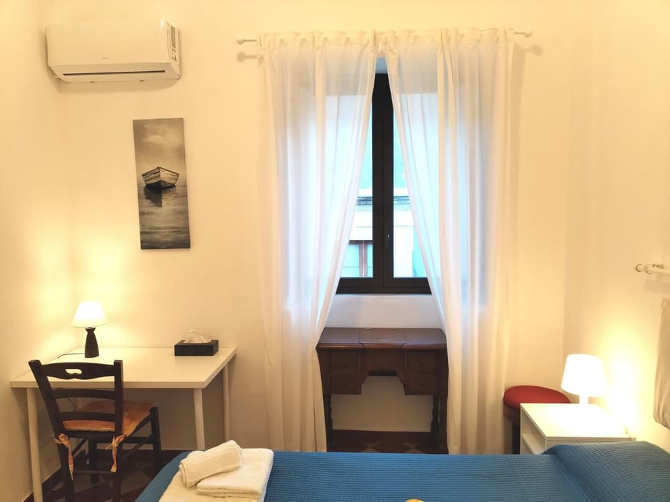 Bedroom, air conditioner