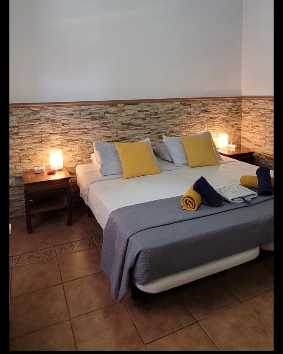 Bed, Photo of the whole room, towels