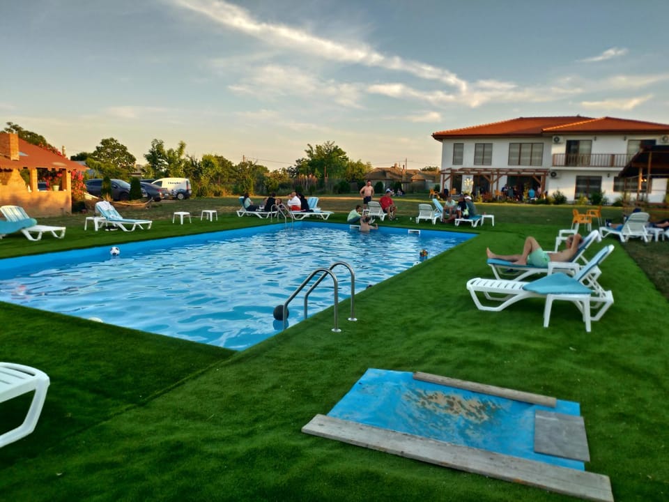 Property building, BBQ facilities, Balcony/Terrace, Banquet/Function facilities, Swimming pool, Parking