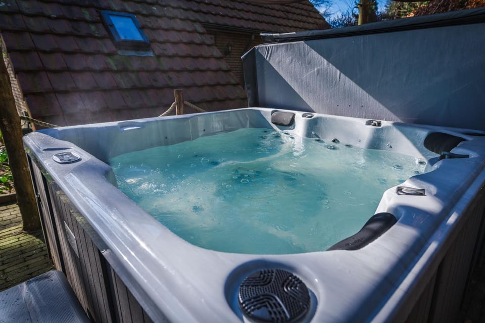 Wellnesshuis met jacuzzi en sauna in het bos House in Lunteren