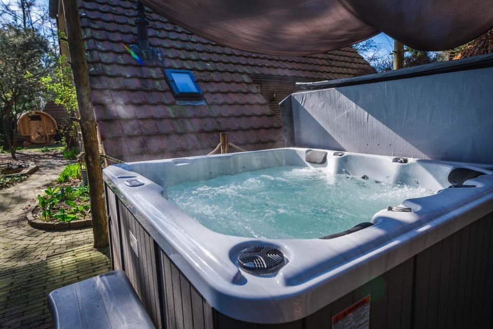 Wellnesshuis met jacuzzi en sauna in het bos House in Lunteren