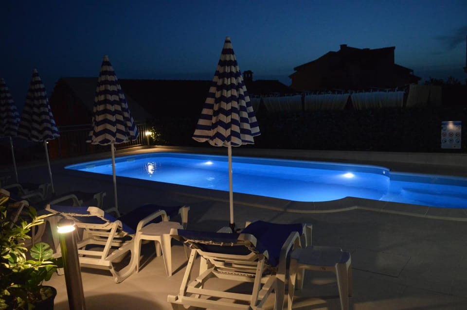 Swimming pool, Swimming pool