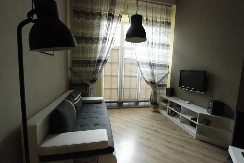 Photo of the whole room, Seating area