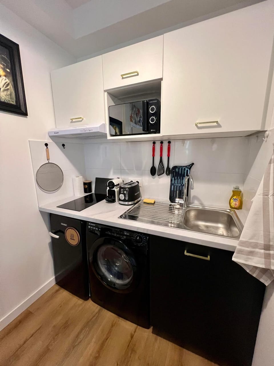 Kitchen or kitchenette, minibar, toaster