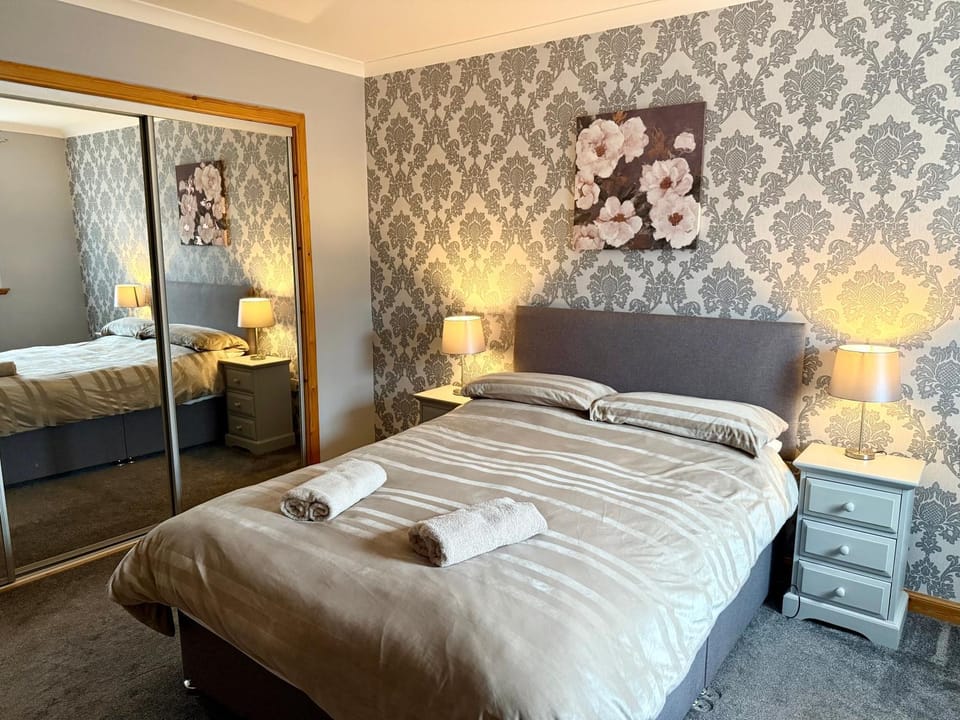 Bed, Photo of the whole room, Bedroom, towels