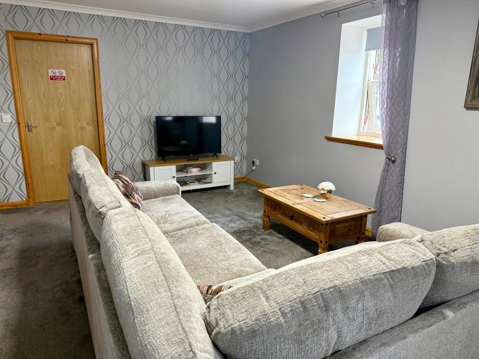 Communal lounge/ TV room, TV and multimedia, Living room, Seating area