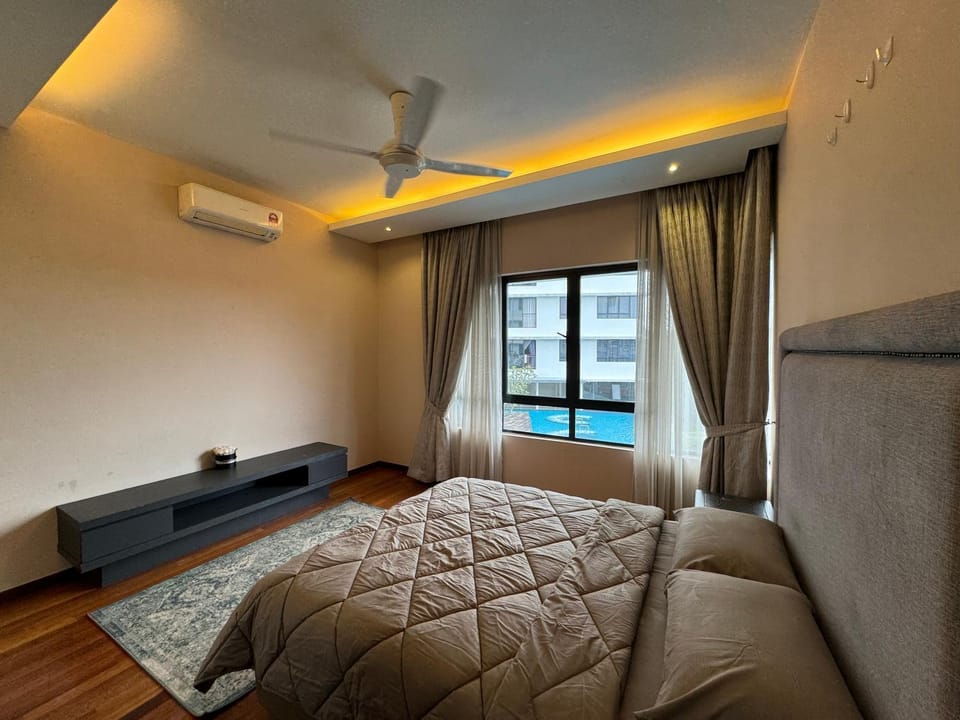 Bedroom, Pool view