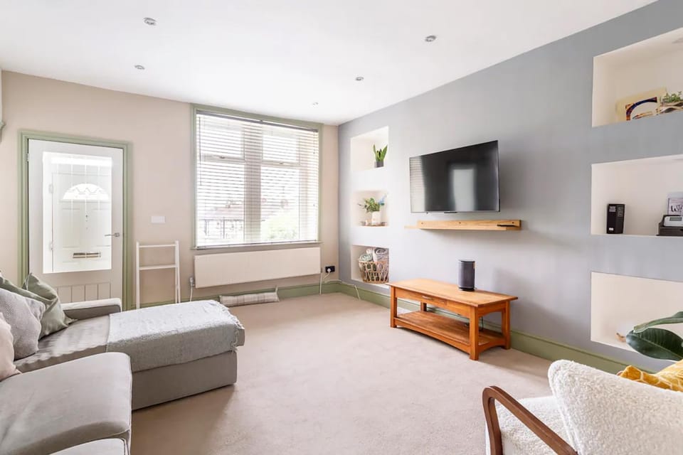Communal lounge/ TV room, TV and multimedia, Living room, Seating area, Evening entertainment
