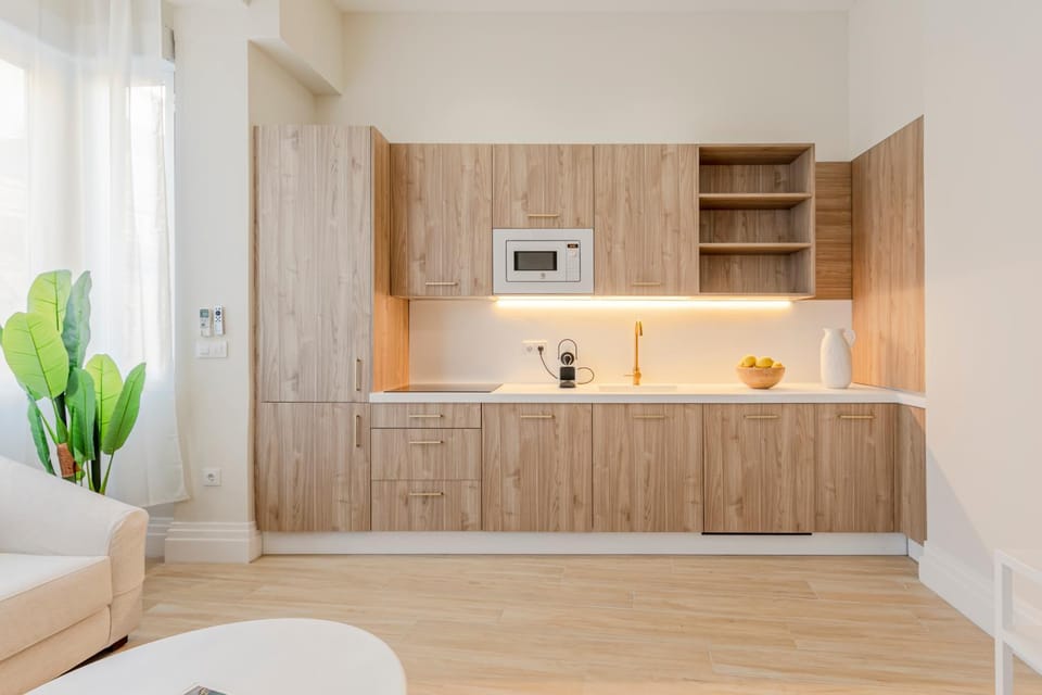 Kitchen or kitchenette, minibar, stove