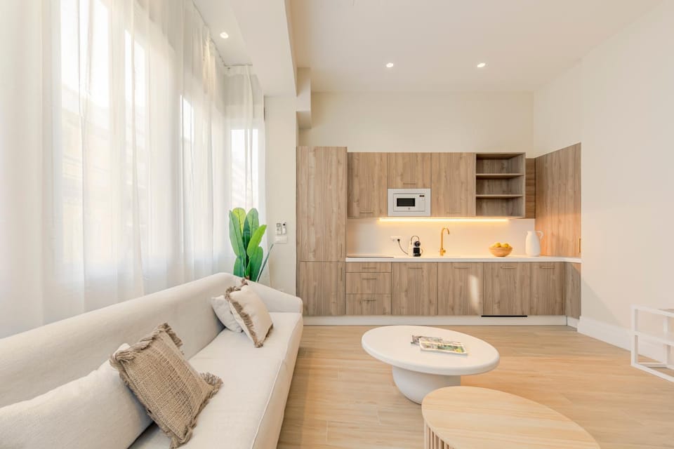 Coffee/tea facilities, Kitchen or kitchenette, Living room, Photo of the whole room, Seating area, minibar