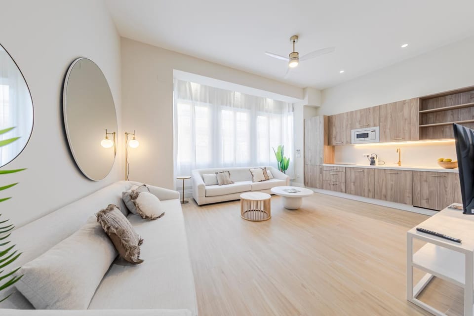 TV and multimedia, Kitchen or kitchenette, Living room, Seating area, Dining area