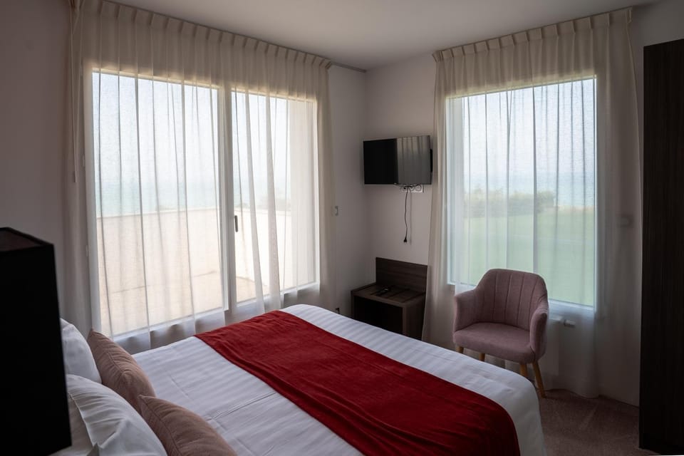 Bed, TV and multimedia, Photo of the whole room, Bedroom