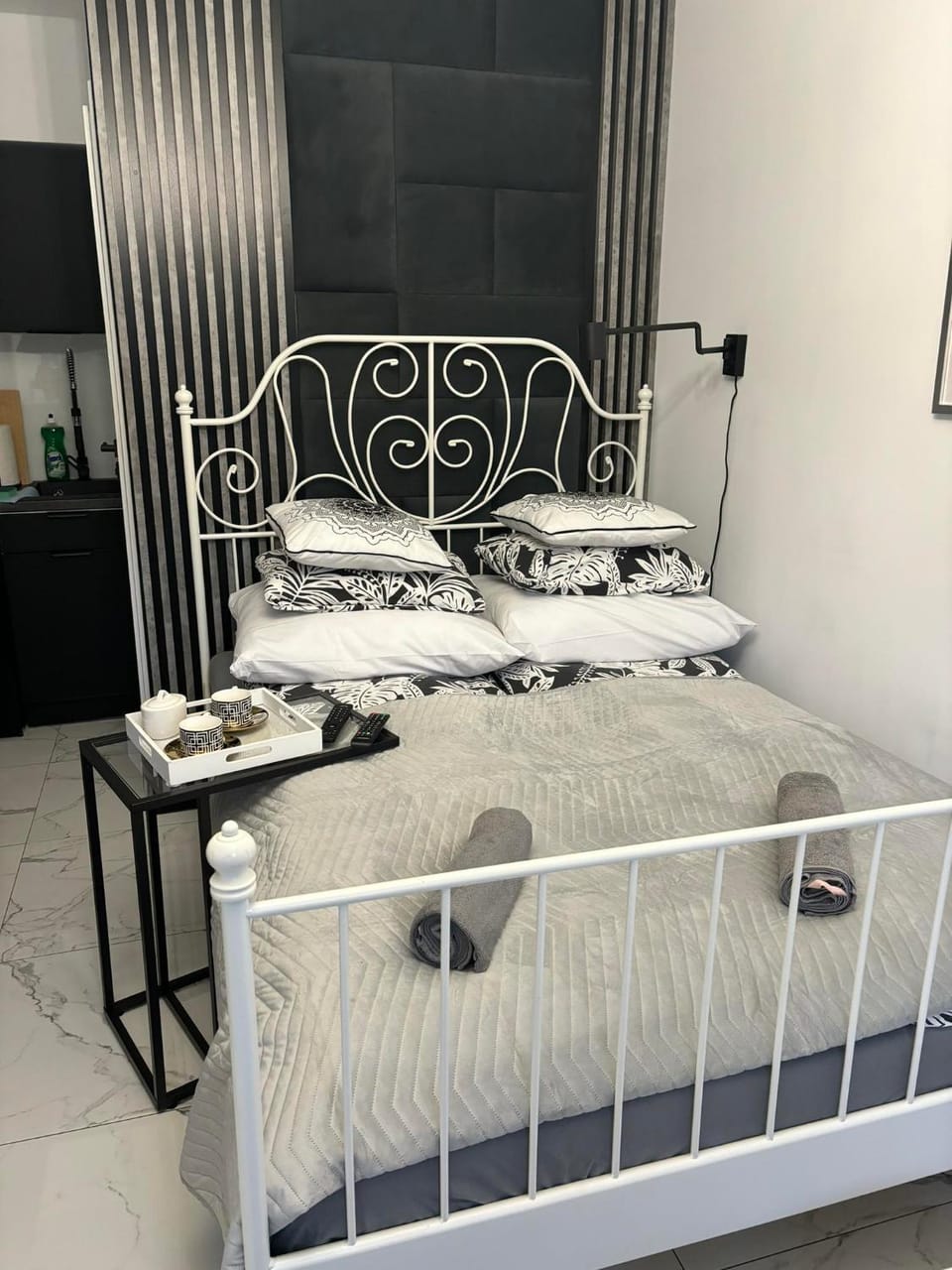 Bed, Bedroom, towels