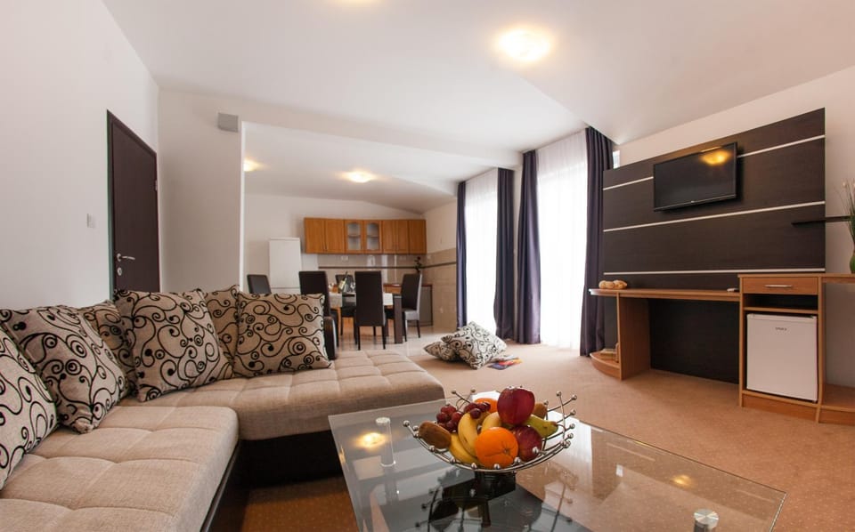 Kitchen or kitchenette, Living room, Seating area