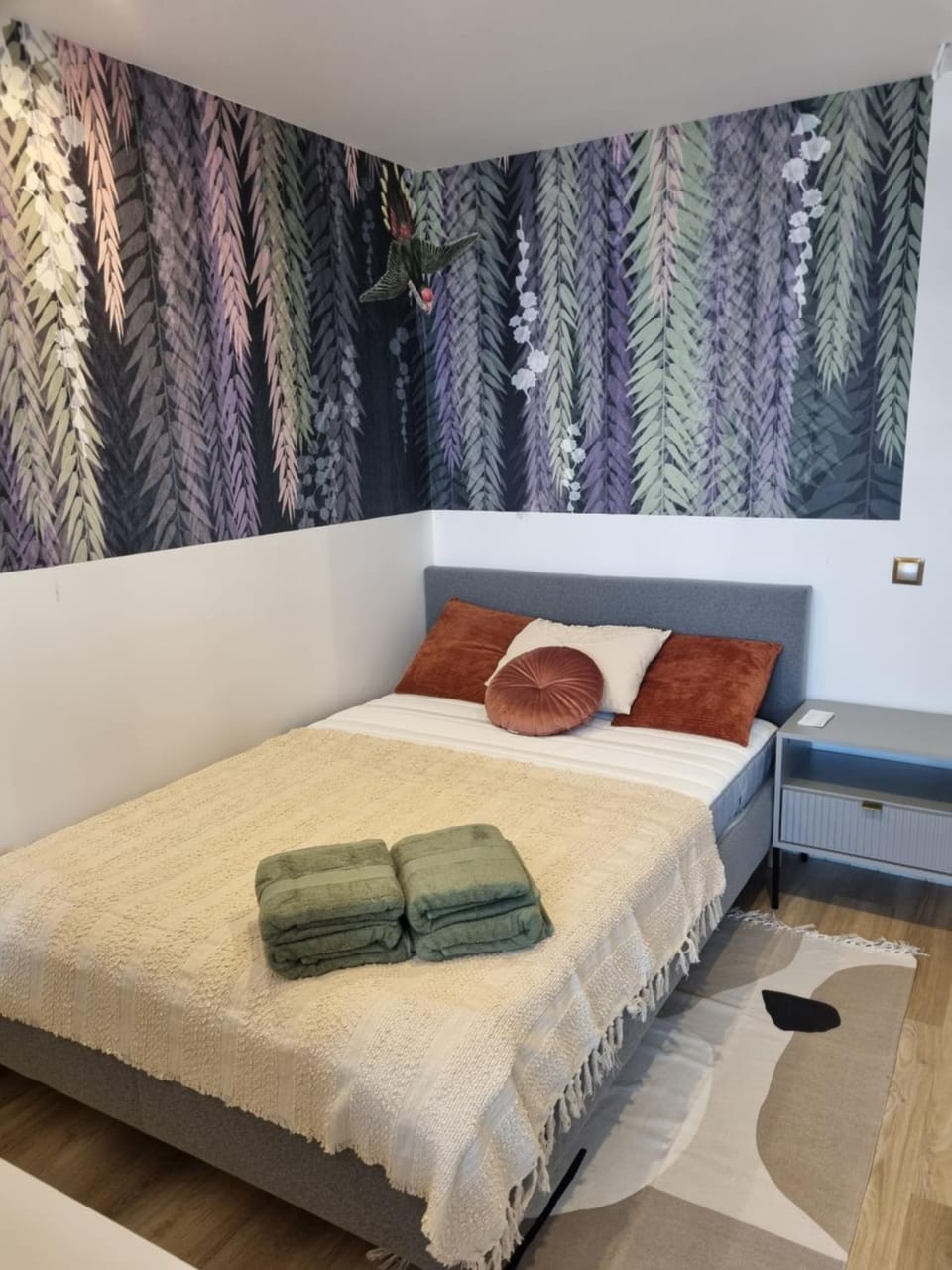 Bed, Photo of the whole room, Bedroom, towels
