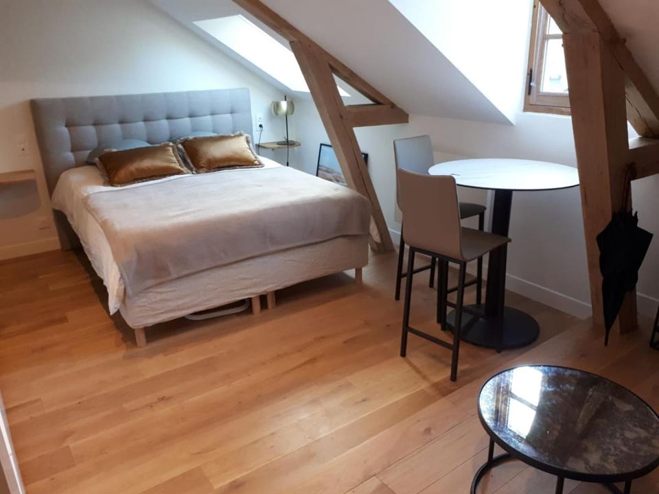 Bed, Dining area