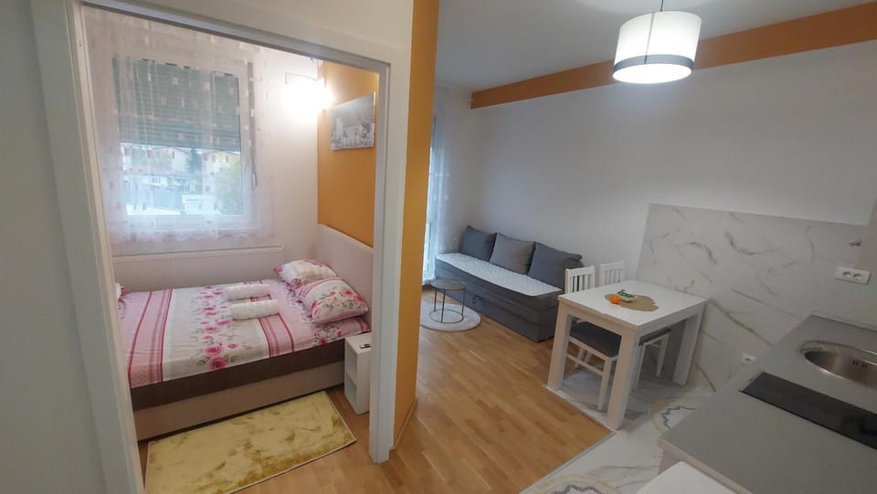 Bed, Photo of the whole room, towels