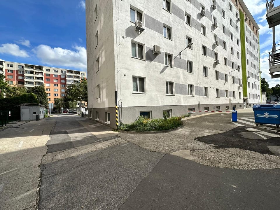 Property building, Neighbourhood