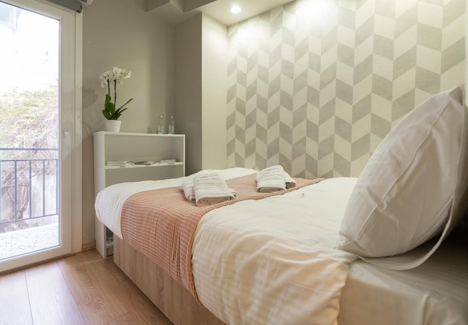 Bed, Bedroom, towels