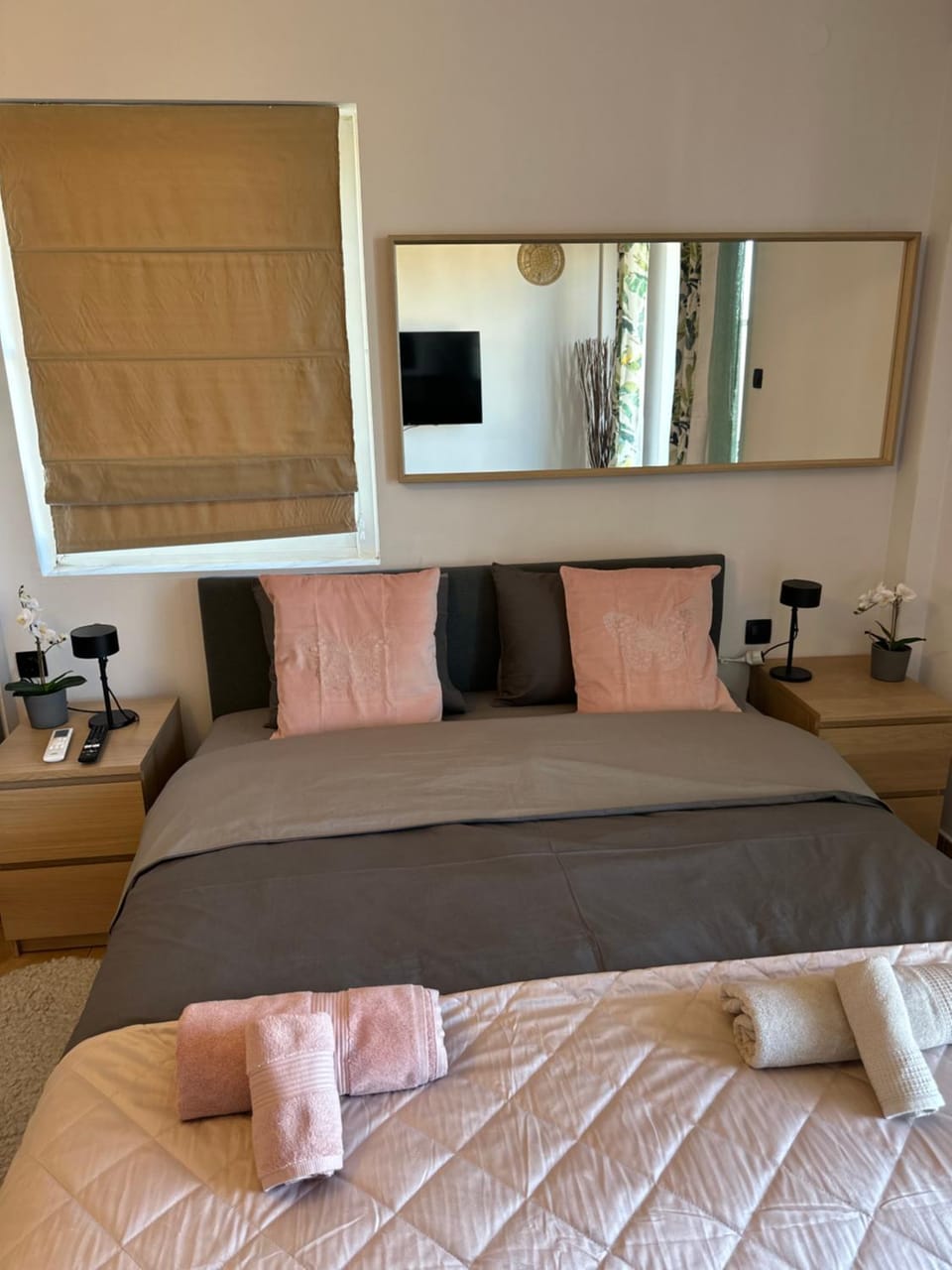 Bed, TV and multimedia, Photo of the whole room, Bedroom