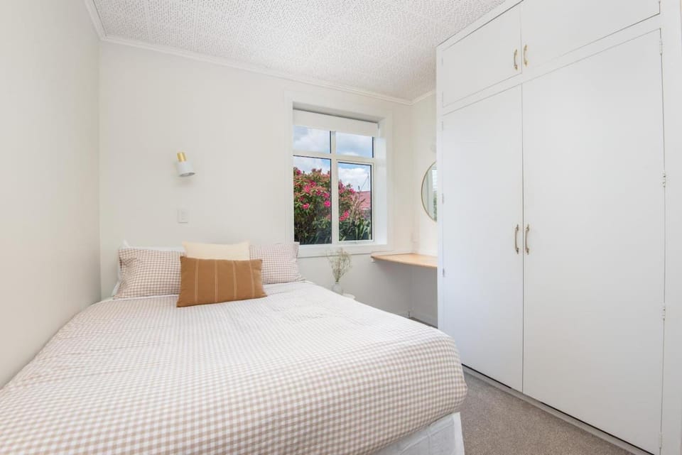 Roslyn Retreat Garden 2-Bed Suite Kitchenette House in Dunedin