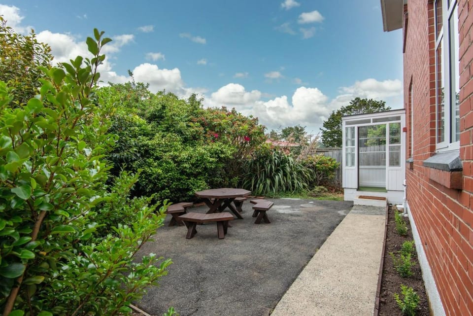 Roslyn Retreat Garden 2-Bed Suite Kitchenette House in Dunedin