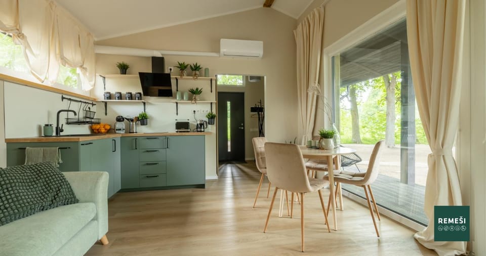 Coffee/tea facilities, Kitchen or kitchenette, Living room, Dining area, air conditioner
