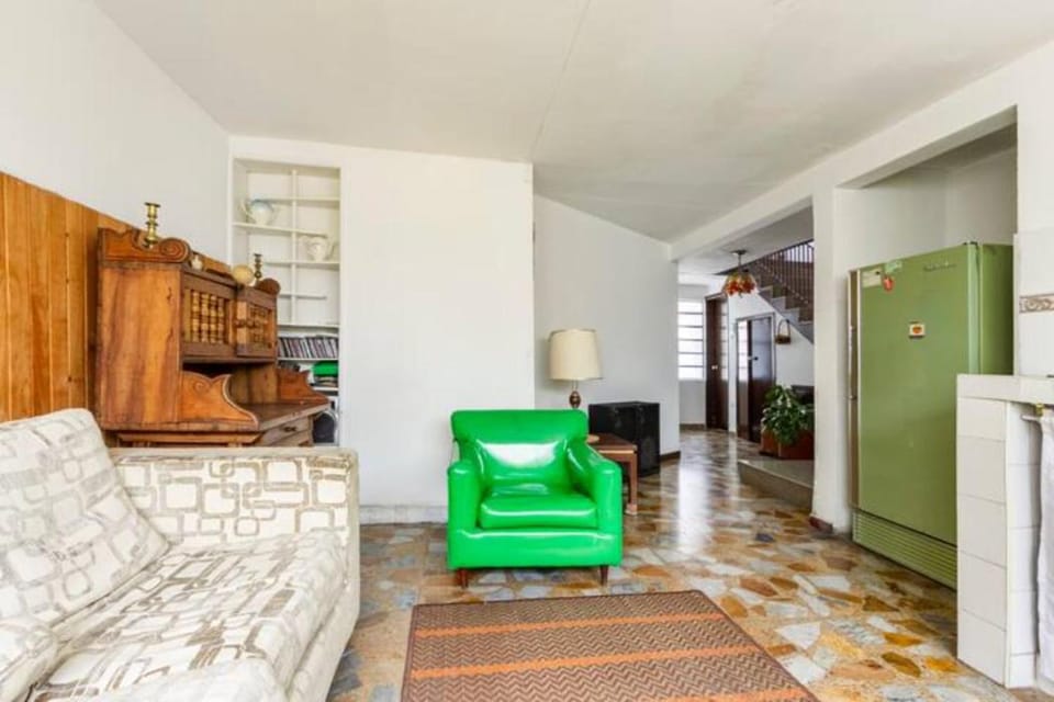 Kitchen or kitchenette, Living room, Seating area, oven
