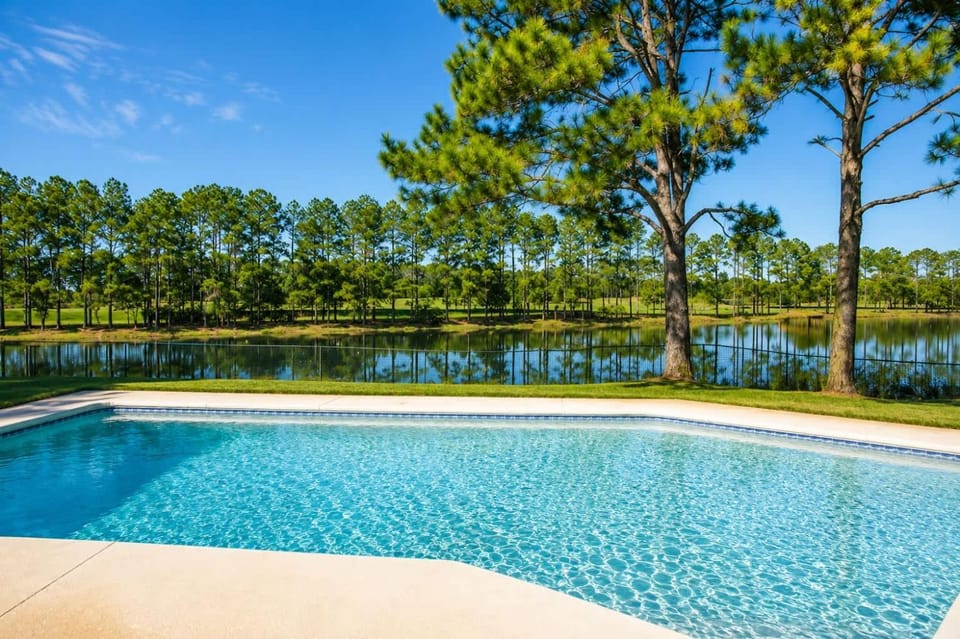 SWISS 24 - Lake Stephanie Villa in Groveland