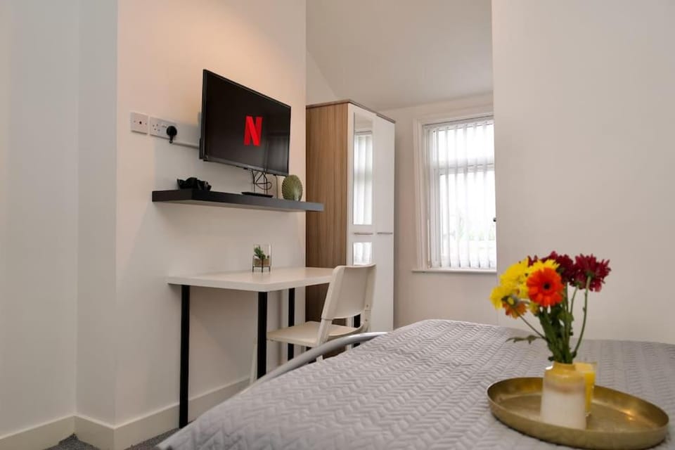 Bed, TV and multimedia, Bedroom