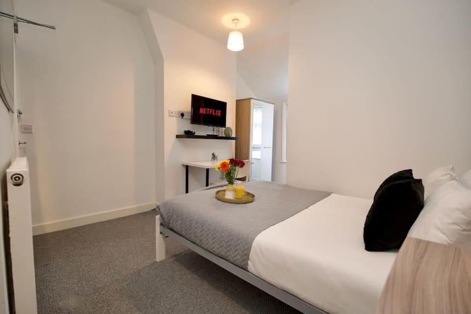 Bed, TV and multimedia, Photo of the whole room, Bedroom