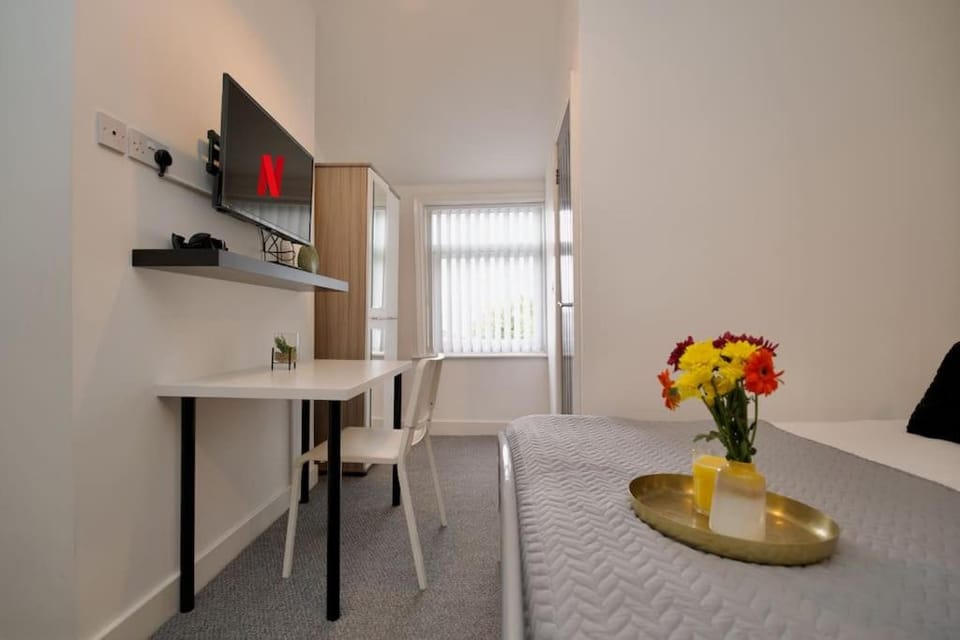 Bed, TV and multimedia, Bedroom