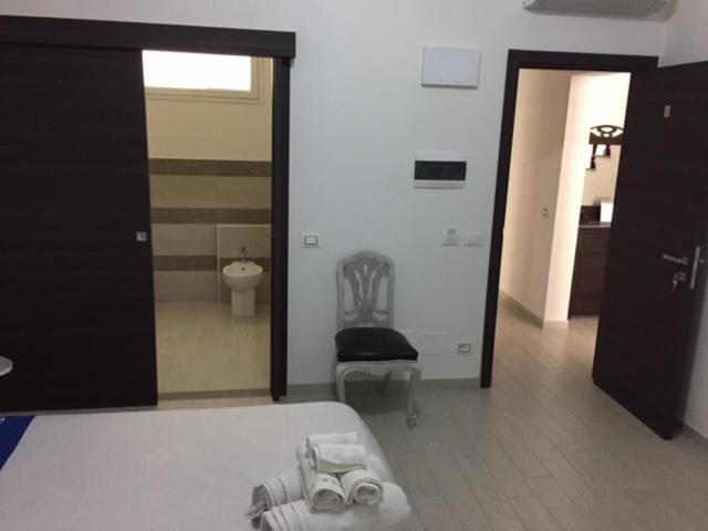 Bed, Bathroom