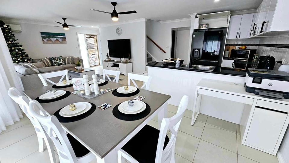 Seating area, Dining area, minibar, kitchen