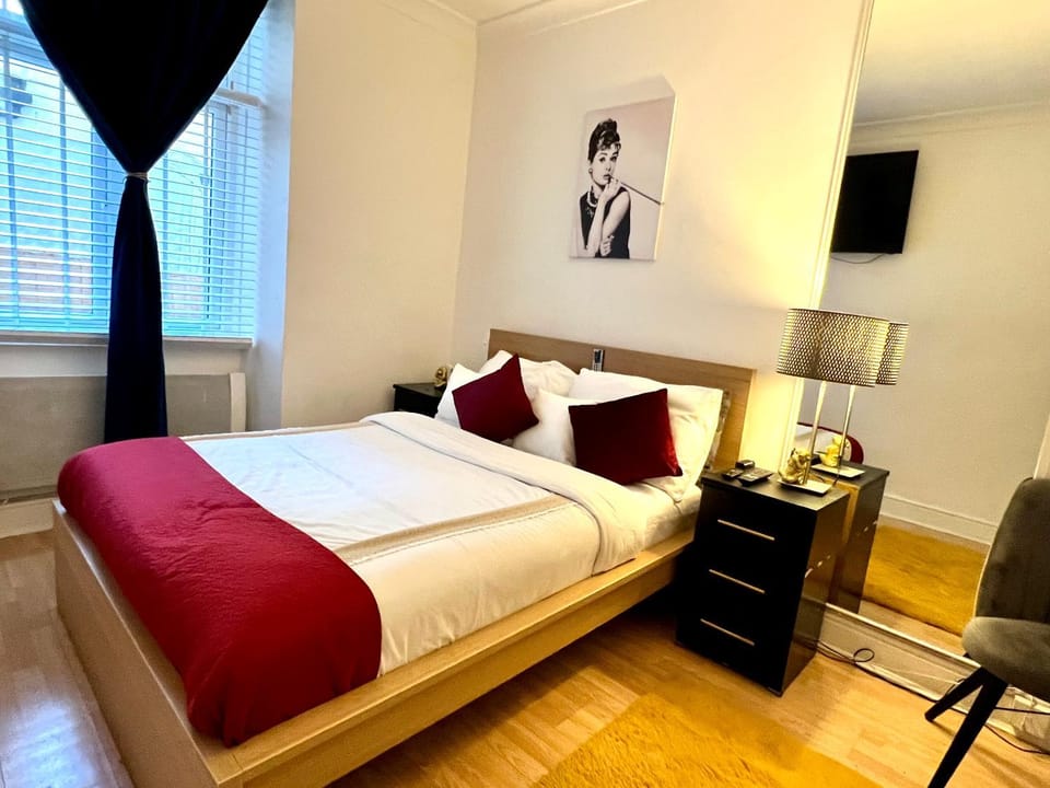 Bed, TV and multimedia, Bedroom