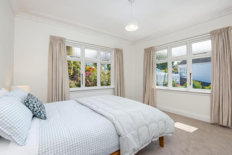 Spacious 3-Bedroom Home in Roslyn with Views House in Dunedin