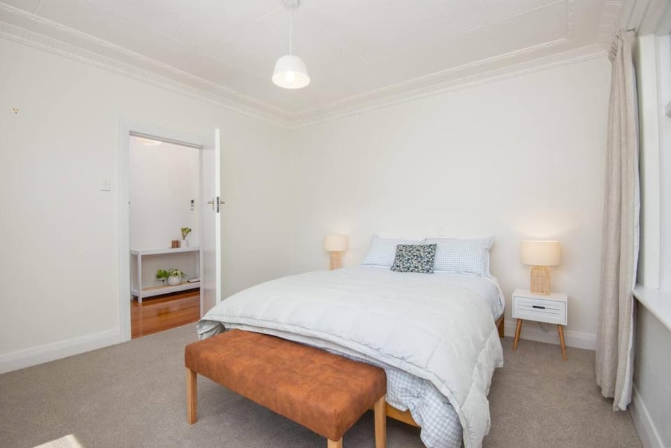 Spacious 3-Bedroom Home in Roslyn with Views House in Dunedin