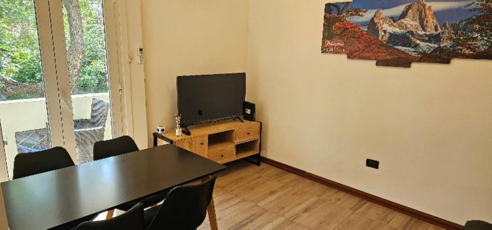 Communal lounge/ TV room, TV and multimedia, Living room, Seating area, Dining area