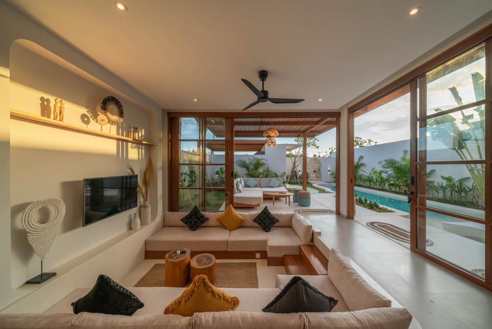 Villa LouLou Bali - Brand New Tropical 3BR Villa Next to Canggu Villa in North Kuta
