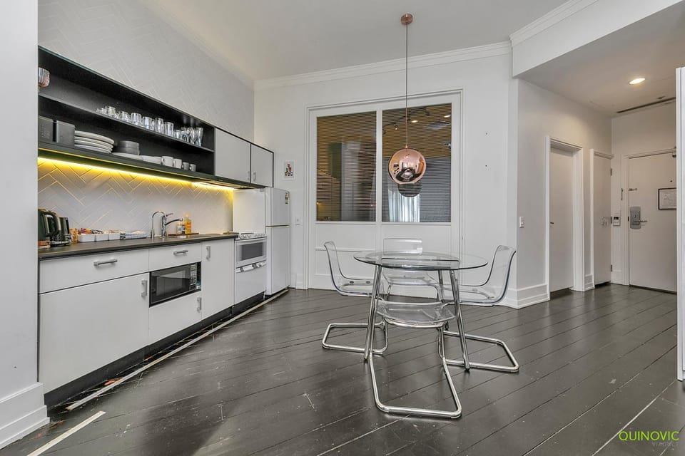 Kitchen or kitchenette, Dining area, minibar