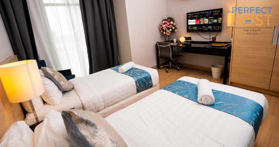 Bed, TV and multimedia, Photo of the whole room, Bedroom, towels