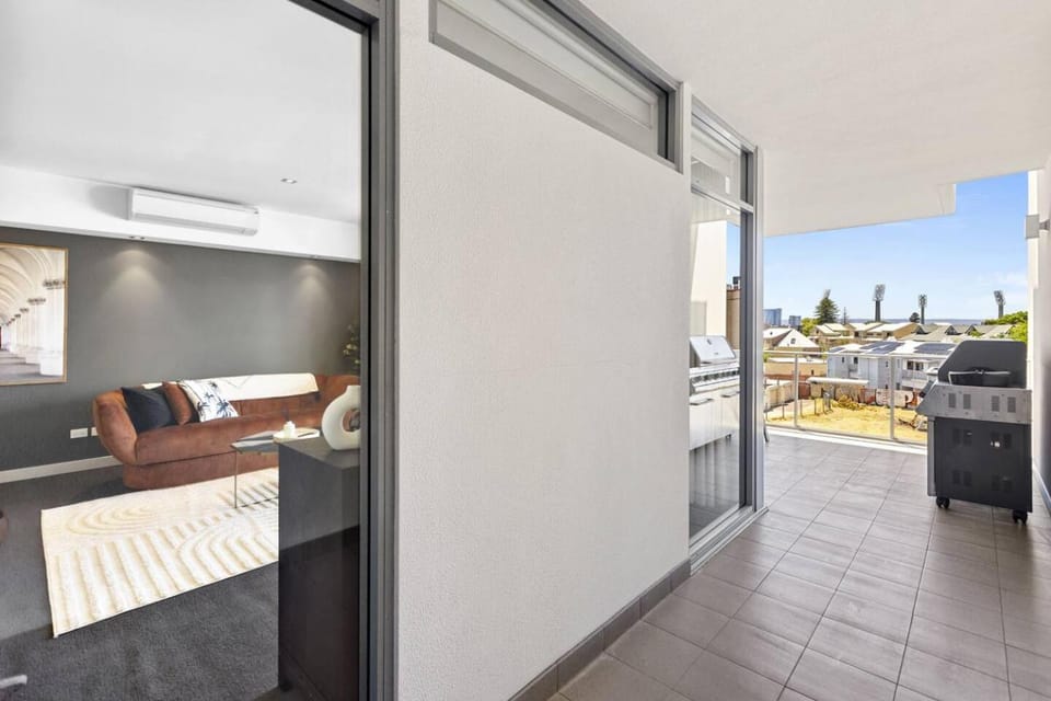 Urban Elegance 3bdrm CATBus PerthCBD,WACA,Optus Apartment in Perth